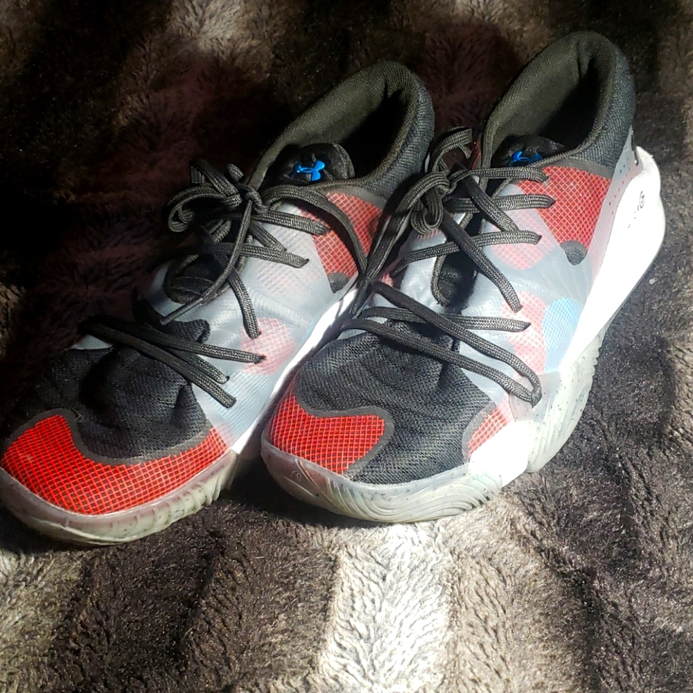 Basketball shoes